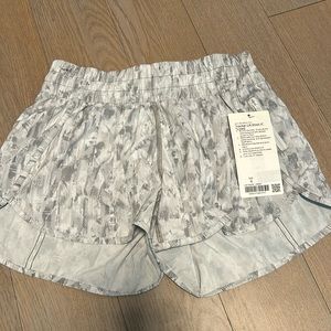 BNWT Lululemon Tracker LR lined 4 Inch Shorts
